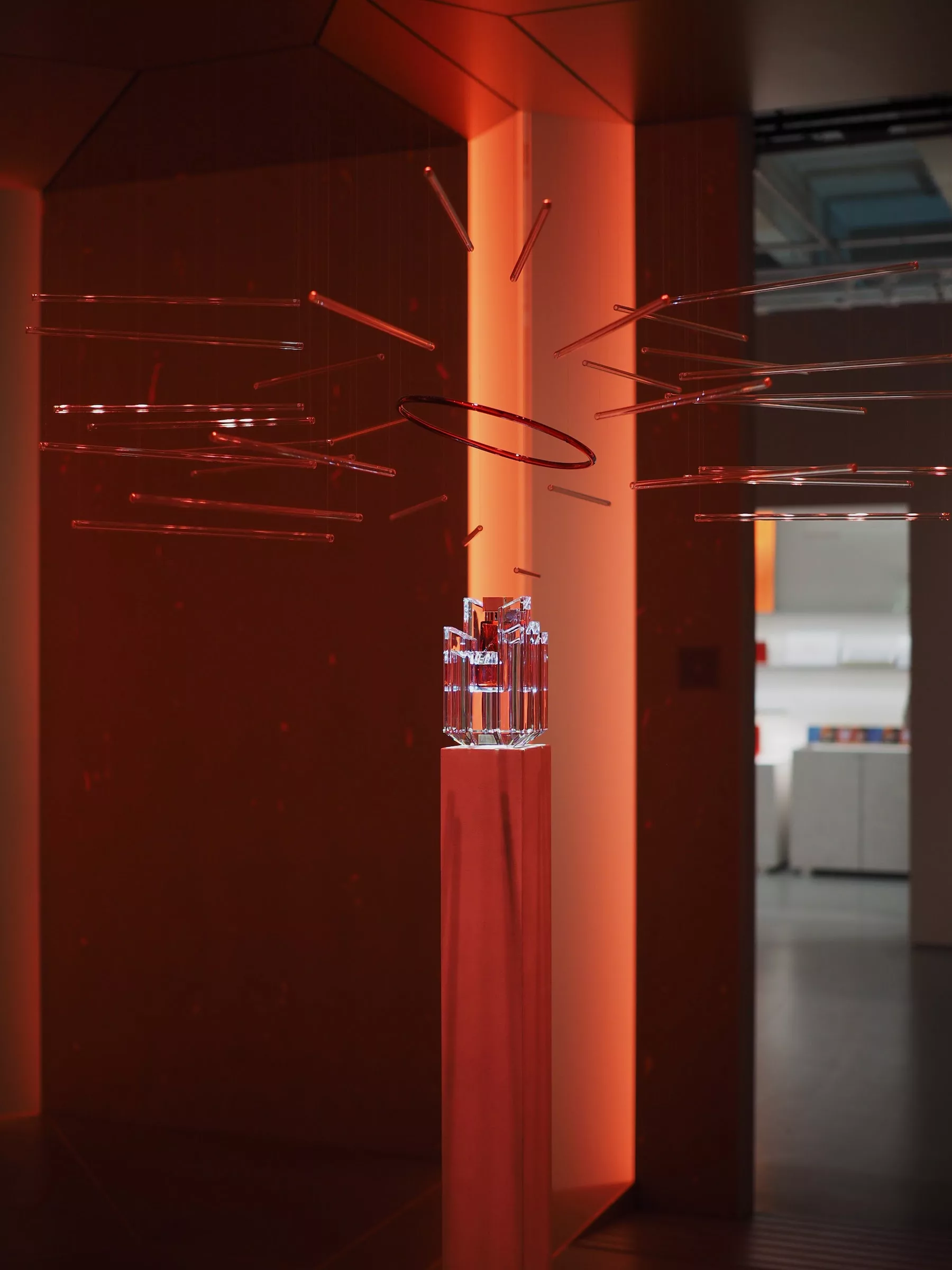 Installation L’Alchimie des sens inside Francis Kurkdjian exhibition