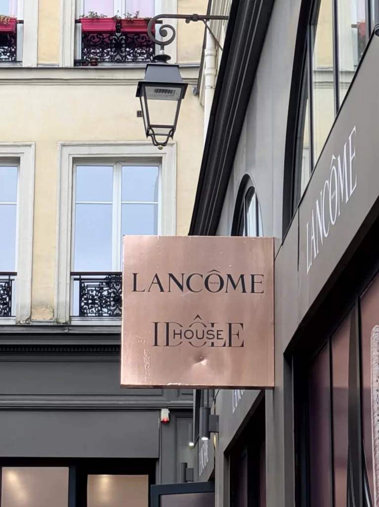 Lancôme Idole pop-up in Paris entry