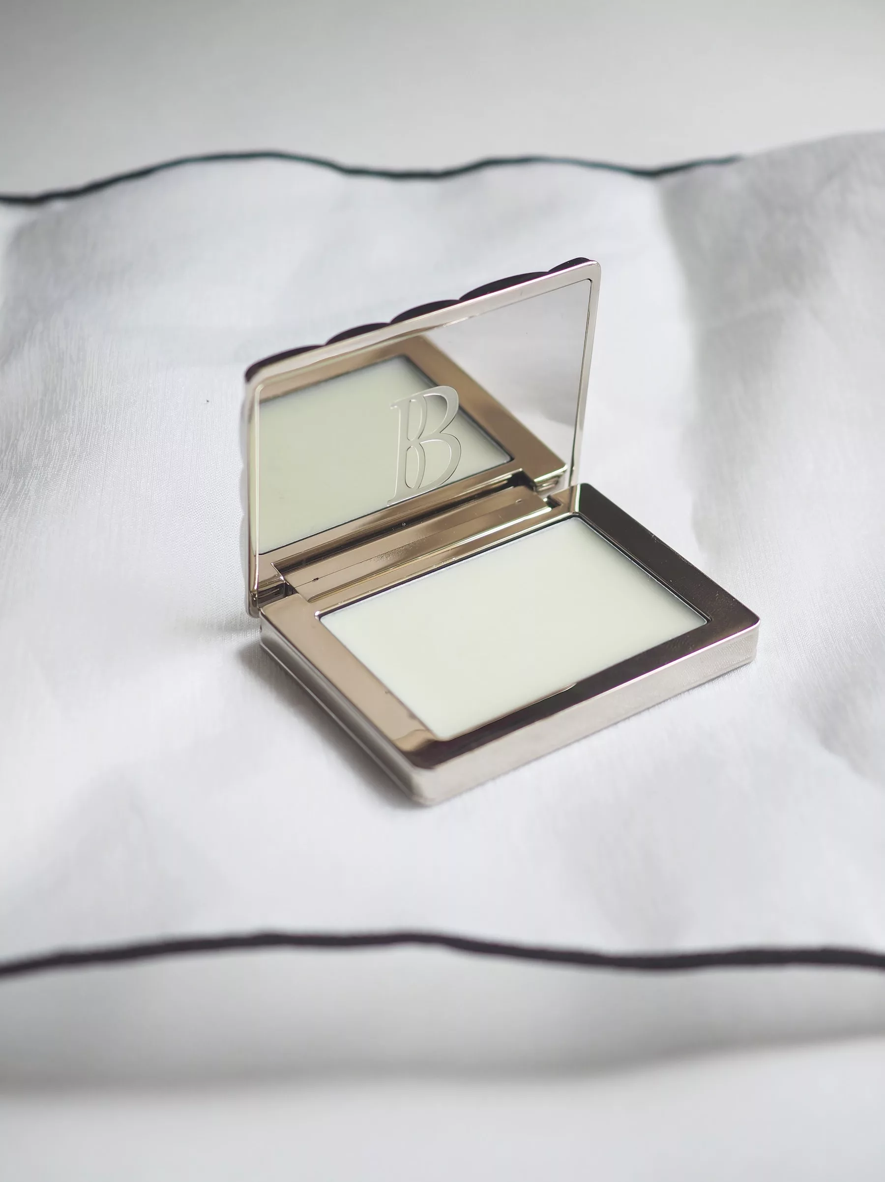 Open silver case of Batchig solid perfume Medusa