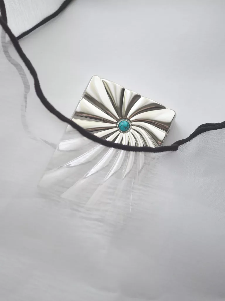 The silver case Medusa of Batchig solid perfume